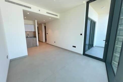 Wohnzimmer und Balkon der Wohnung zum Kauf in Dubai Sobha Hartland